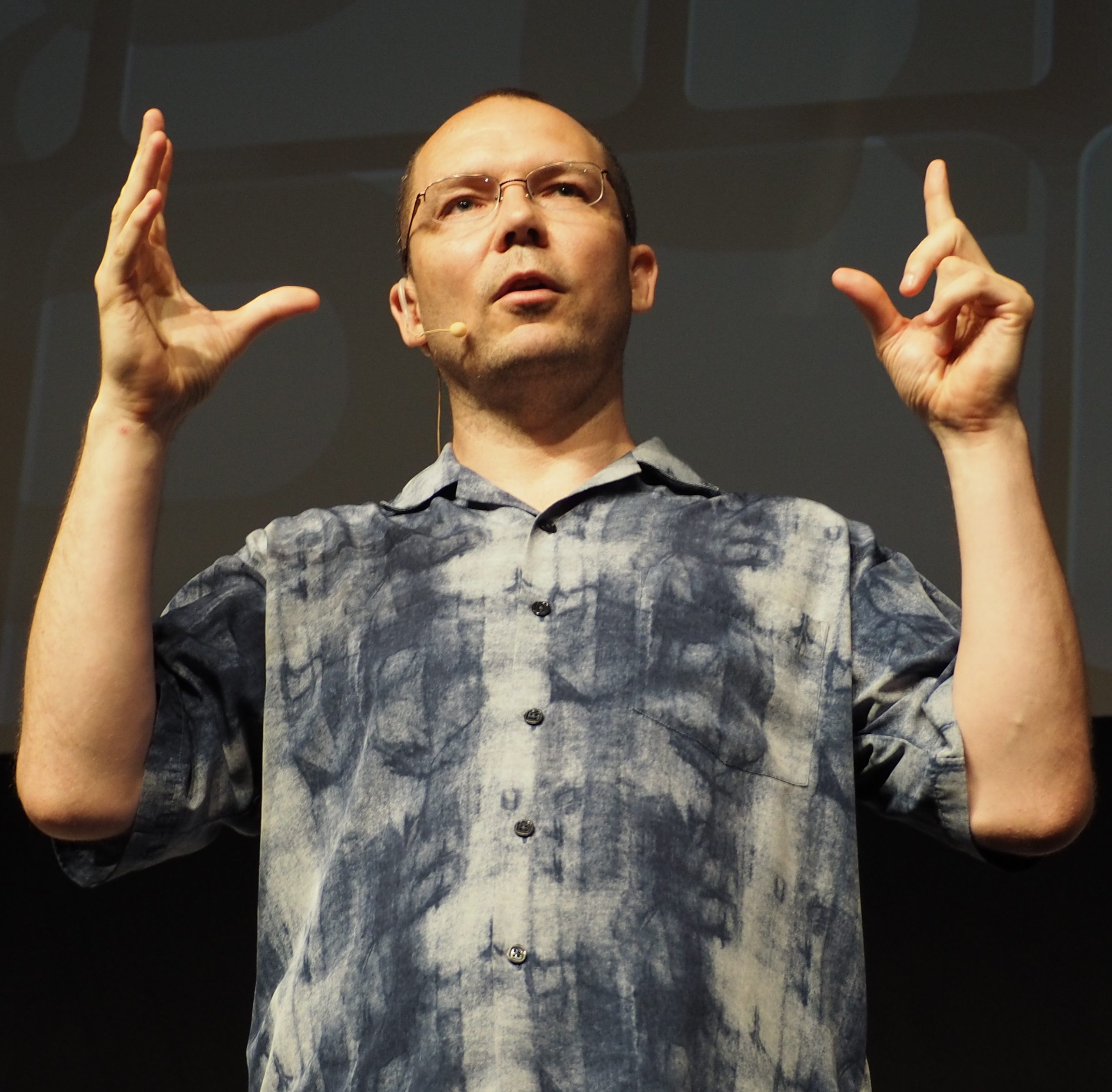 Jonathan Blow在台上张开双手讲话